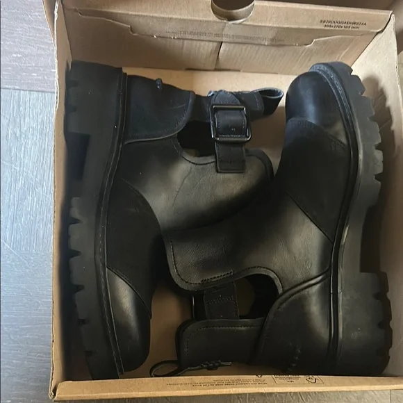 UGG Black Boots Classic Comfort - Picture 3 of 11